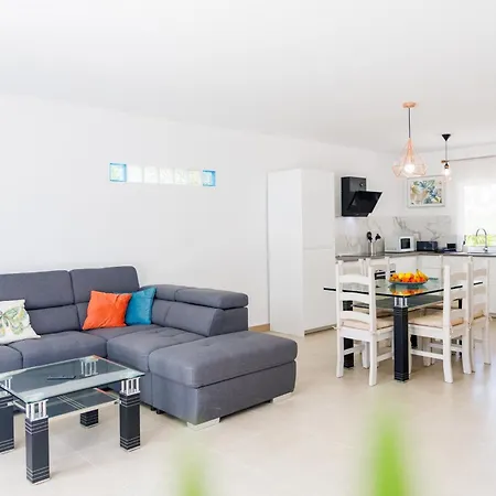Holiday home Fully Refurbished Private 3br Heated Pool *